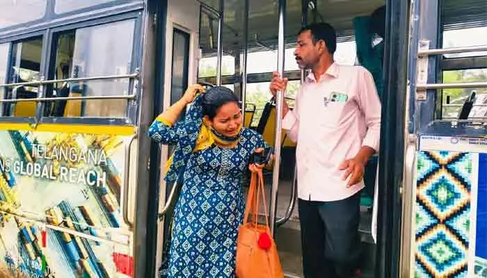 చిలుకూరులో ప్రమాదం.. ఆర్టీసీ బస్సును ఢీకొట్టిన సిమెంట్ లారీ చిలుకూరులో ప్రమాదం.. ఆర్టీసీ బస్సును ఢీకొట్టిన సిమెంట్ లారీ