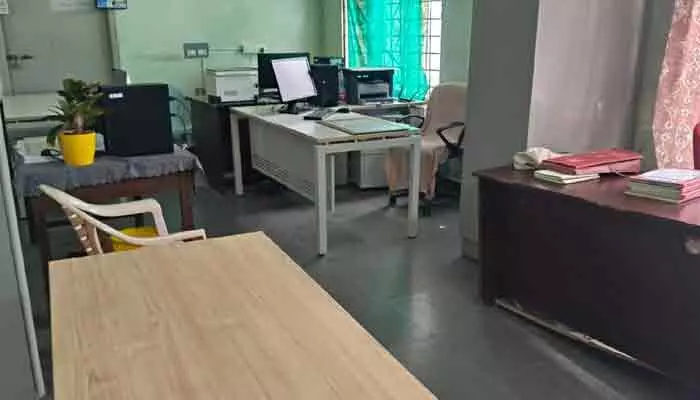 ఇరిగేషన్ శాఖలో ఉద్యోగుల ఇష్టారాజ్యం.. ఉదయం 10:57 గంటలు దాటినా ఖాళీగా సీట్లు! ఇరిగేషన్ శాఖలో ఉద్యోగుల ఇష్టారాజ్యం.. ఉదయం 10:57 గంటలు దాటినా ఖాళీగా సీట్లు!