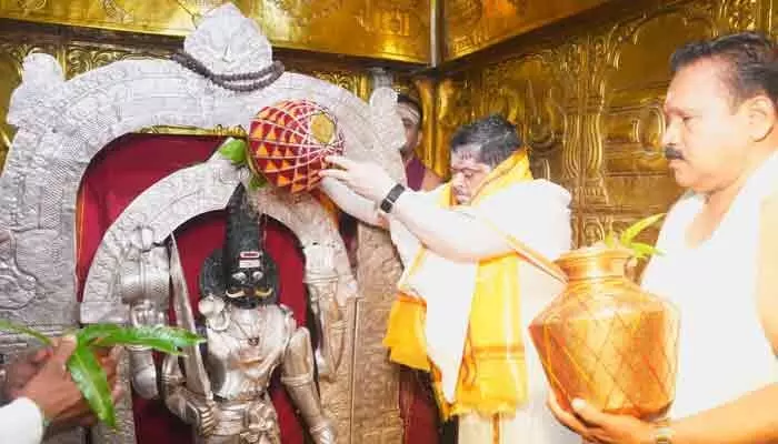 వానలు కురవాలి.. కొత్తకొండ వీరభద్రుడికి మంత్రి పొన్నం అభిషేకం, వరుణయాగం! వానలు కురవాలి.. కొత్తకొండ వీరభద్రుడికి మంత్రి పొన్నం అభిషేకం, వరుణయాగం!