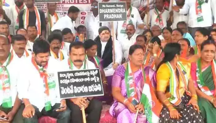 రాహుల్ గాంధీ అరెస్ట్కు నిరసనగా హుస్నాబాద్లో మంత్రి పొన్నం ధర్నా రాహుల్ గాంధీ అరెస్ట్కు నిరసనగా హుస్నాబాద్లో మంత్రి పొన్నం ధర్నా