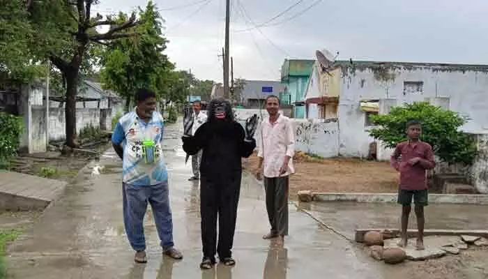 కోతులు పరార్.. సంతోషం వ్యక్తం చేస్తున్న గ్రామస్తులు కోతులు పరార్.. సంతోషం వ్యక్తం చేస్తున్న గ్రామస్తులు
