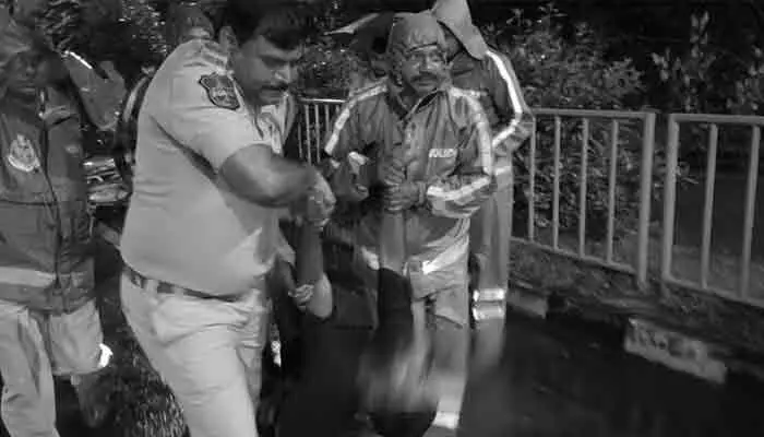 పెద్దపల్లిలో రోడ్డు ప్రమాదం.. డీసీఎం వ్యాన్ క్యాబిన్ ధ్వంసం.. వెంటనే స్పందించిన పోలీసులు! పెద్దపల్లిలో రోడ్డు ప్రమాదం.. డీసీఎం వ్యాన్ క్యాబిన్ ధ్వంసం.. వెంటనే స్పందించిన పోలీసులు!