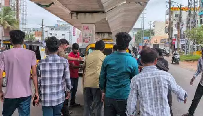 యాప్ ఆధారిత ఆటో డ్రైవర్ల ఆగ్రహం.. నేడు ఓలా, ఊబర్ యాప్ల బంద్! యాప్ ఆధారిత ఆటో డ్రైవర్ల ఆగ్రహం.. నేడు ఓలా, ఊబర్ యాప్ల బంద్!