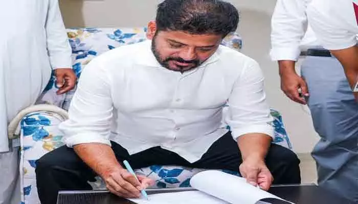 కొడంగల్లోని తన స్వగృహంలో ఎన్యూమరేషన్ ఫారం నింపిన సీఎం రేవంత్ రెడ్డి! కొడంగల్లోని తన స్వగృహంలో ఎన్యూమరేషన్ ఫారం నింపిన సీఎం రేవంత్ రెడ్డి!