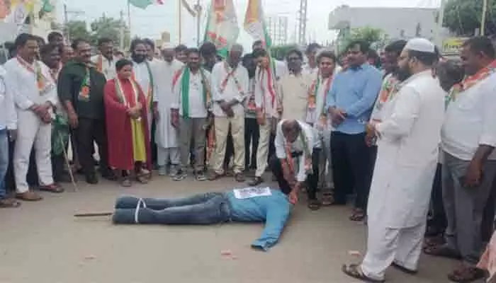 విద్యార్థులపై లాఠీఛార్జ్కు నిరసనగా కూసుమంచిలో కాంగ్రెస్ ఆందోళన విద్యార్థులపై లాఠీఛార్జ్కు నిరసనగా కూసుమంచిలో కాంగ్రెస్ ఆందోళన