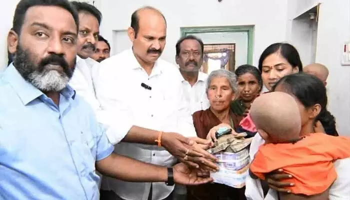దానయ్య కుటుంబానికి అండగా ప్రభుత్వం.. రూ. 10 లక్షల ఆర్థిక సాయం దానయ్య కుటుంబానికి అండగా ప్రభుత్వం.. రూ. 10 లక్షల ఆర్థిక సాయం