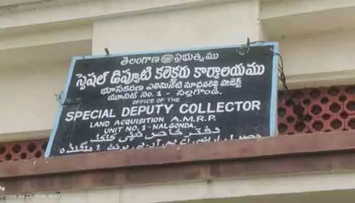 11 గంటల తర్వాతే అధికారులు.. నిరీక్షణలో ప్రజలు 11 గంటల తర్వాతే అధికారులు.. నిరీక్షణలో ప్రజలు