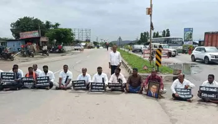 ఆర్మూరులో హోరెత్తిన కాంగ్రెస్ నిరసనలు ఆర్మూరులో హోరెత్తిన కాంగ్రెస్ నిరసనలు