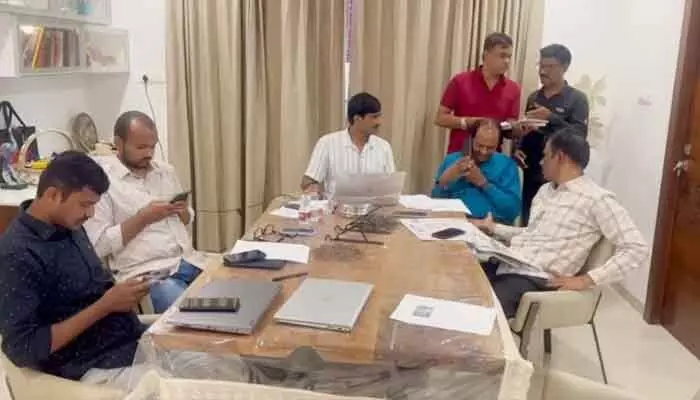 ముత్యం వెంకటరమణ ఇంట్లో రూ. 15 కోట్ల ఆస్తులు గుర్తించిన ఏసీబీ అధికారులు ముత్యం వెంకటరమణ ఇంట్లో రూ. 15 కోట్ల ఆస్తులు గుర్తించిన ఏసీబీ అధికారులు