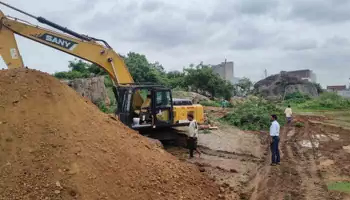 ప్రభుత్వ భూమి ఆక్రమణ యత్నం.. అడ్డుకున్న జీపీఓ ప్రభుత్వ భూమి ఆక్రమణ యత్నం.. అడ్డుకున్న జీపీఓ