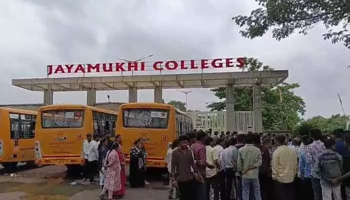 సెమిస్టర్ నిర్వహించట్లేదని స్టూడెంట్స్ ఆందోళన... సెమిస్టర్ నిర్వహించట్లేదని స్టూడెంట్స్ ఆందోళన...