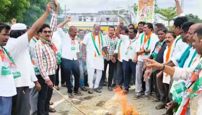 రాహుల్ గాంధీ అరెస్టుపై బాల్కొండలో కాంగ్రెస్ ఆగ్రహం రాహుల్ గాంధీ అరెస్టుపై బాల్కొండలో కాంగ్రెస్ ఆగ్రహం