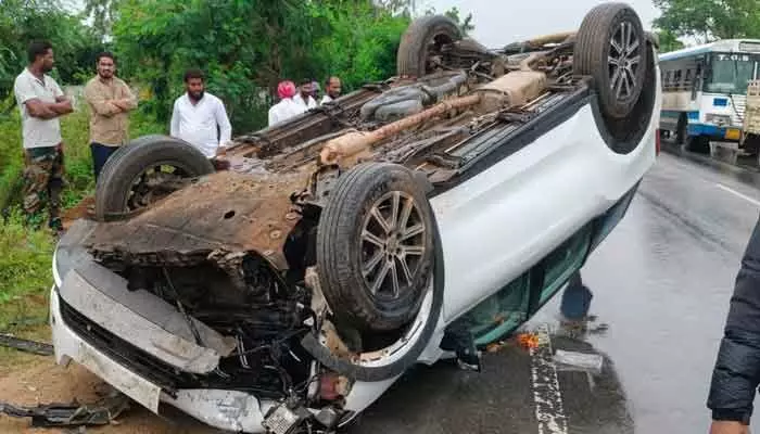 కారు బోల్తా.. ఇద్దరికి తీవ్ర గాయాలు కారు బోల్తా.. ఇద్దరికి తీవ్ర గాయాలు