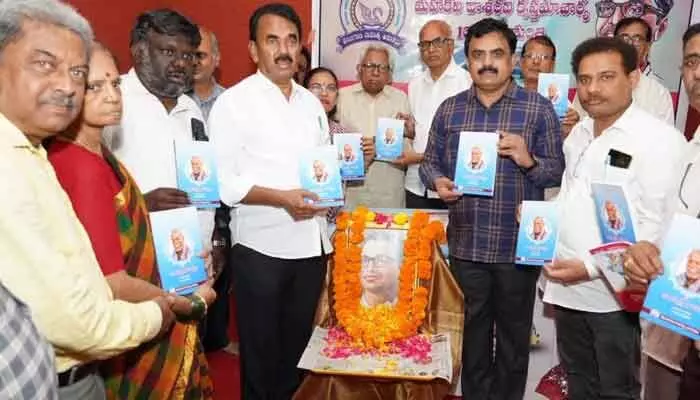 ప్రజల ఆకాంక్షలను తన కవిత్వంలో ప్రతిబింబించిన మహోన్నత కవి దాశరథి: మంత్రి జూపల్లి ప్రజల ఆకాంక్షలను తన కవిత్వంలో ప్రతిబింబించిన మహోన్నత కవి దాశరథి: మంత్రి జూపల్లి