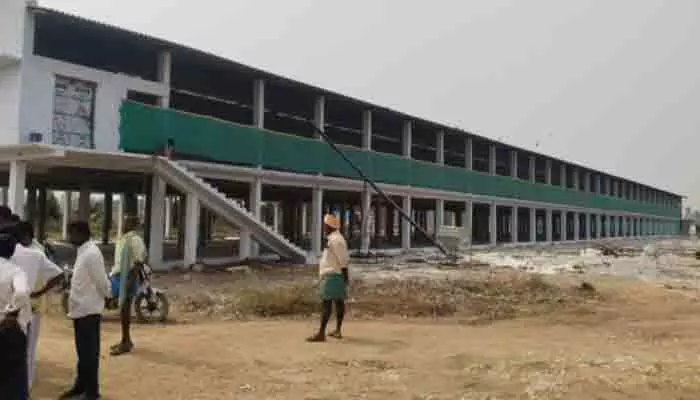 అక్రమ కోళ్ల ఫారం నిర్మాణంపై గ్రామస్తుల ఆందోళన అక్రమ కోళ్ల ఫారం నిర్మాణంపై గ్రామస్తుల ఆందోళన