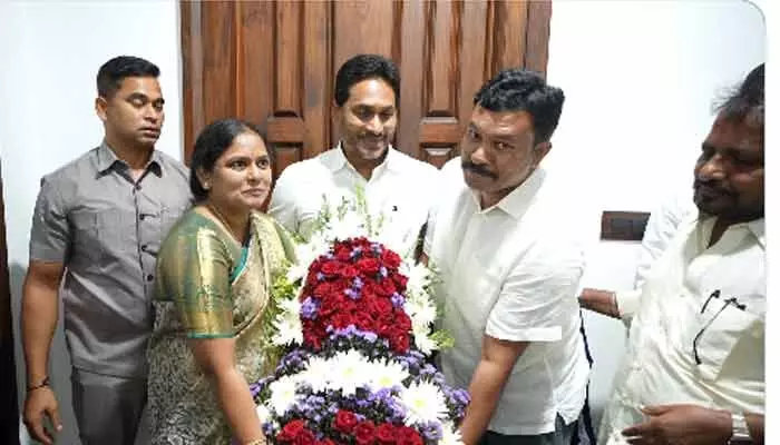 వైసీపీలోకి ఒంగోలు నేతలు.. జగన్ సమక్షంలో చేరికలు వైసీపీలోకి ఒంగోలు నేతలు.. జగన్ సమక్షంలో చేరికలు
