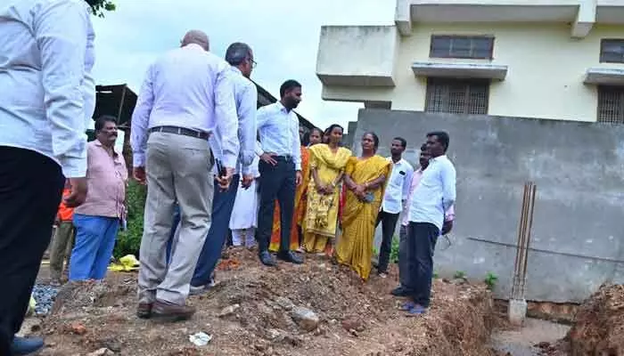 ప్రభుత్వ భవనాల పనులను క్షేత్రస్థాయిలో పరిశీలించిన కలెక్టర్ ప్రభుత్వ భవనాల పనులను క్షేత్రస్థాయిలో పరిశీలించిన కలెక్టర్