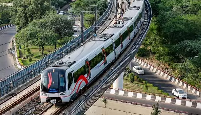 ఢిల్లీ ప్రయాణికులకు బిగ్ రిలీఫ్: మండి హౌస్, సెంట్రల్ సెక్రటేరియట్ మెట్రో గేట్లు రీఓపెన్ ఢిల్లీ ప్రయాణికులకు బిగ్ రిలీఫ్: మండి హౌస్, సెంట్రల్ సెక్రటేరియట్ మెట్రో గేట్లు రీఓపెన్