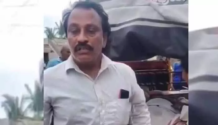 అక్రమ మట్టి తరలింపులో విషాదం.. టిప్పర్ లారీ దూసుకెళ్లి వ్యక్తి మృతి అక్రమ మట్టి తరలింపులో విషాదం.. టిప్పర్ లారీ దూసుకెళ్లి వ్యక్తి మృతి