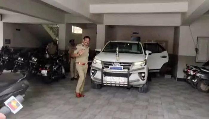 మెహిదీపట్నం పోలీస్ స్టేషన్లో నగర సీపీ సజ్జనార్ ఆకస్మిక తనిఖీ మెహిదీపట్నం పోలీస్ స్టేషన్లో నగర సీపీ సజ్జనార్ ఆకస్మిక తనిఖీ