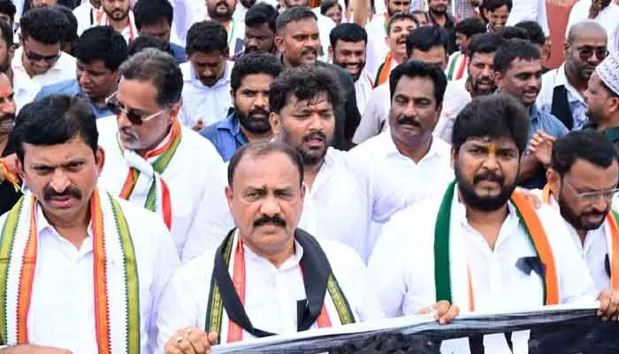 చలో రాజ్భవన్ నిరసనకు భారీగా కదం తొక్కిన జూబ్లీహిల్స్ కాంగ్రెస్ పార్టీ శ్రేణులు చలో రాజ్భవన్ నిరసనకు భారీగా కదం తొక్కిన జూబ్లీహిల్స్ కాంగ్రెస్ పార్టీ శ్రేణులు