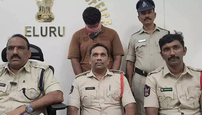 చైన్ స్నాచర్ అరెస్ట్... మంగళసూత్రం, బైక్ స్వాధీనం చైన్ స్నాచర్ అరెస్ట్... మంగళసూత్రం, బైక్ స్వాధీనం