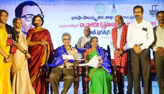 గుడిపాటికి దాశరథి సాహితీ పురస్కారం ప్రదానం గుడిపాటికి దాశరథి సాహితీ పురస్కారం ప్రదానం