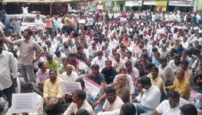 ఆర్టిజన్ కార్మికులకు అన్యాయం చేస్తే ఉద్యమమే.. టీజీఎస్పీడీసీఎల్ ఎదుట మహాధర్నా ఆర్టిజన్ కార్మికులకు అన్యాయం చేస్తే ఉద్యమమే.. టీజీఎస్పీడీసీఎల్ ఎదుట మహాధర్నా