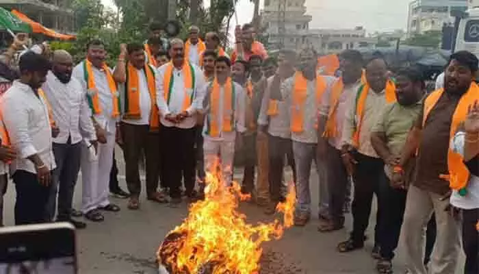 దేశవిద్రోహ శక్తులతో కాంగ్రెస్ చీకటి కుట్రలు దేశవిద్రోహ శక్తులతో కాంగ్రెస్ చీకటి కుట్రలు