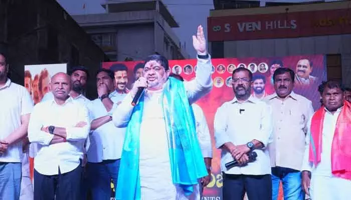 విద్యార్థుల భవిష్యత్తుతో కేంద్ర ప్రభుత్వం చెలగాటమాడుతోంది విద్యార్థుల భవిష్యత్తుతో కేంద్ర ప్రభుత్వం చెలగాటమాడుతోంది