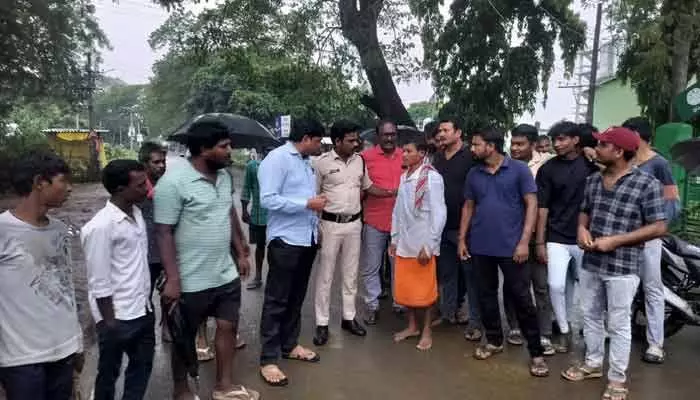 మూడు నెలల పసిపాపను అపహరించడానికి ప్రయత్నించిన గుర్తుతెలియని వ్యక్తి మూడు నెలల పసిపాపను అపహరించడానికి ప్రయత్నించిన గుర్తుతెలియని వ్యక్తి