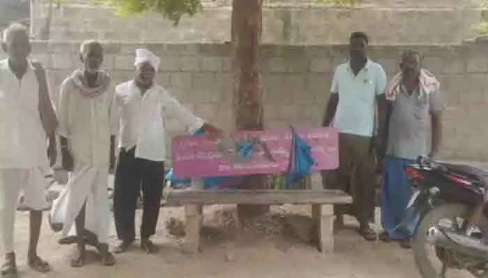 చింత్రియాలలో ఎన్టీఆర్ విగ్రహం, సిమెంట్ బెంచీల ధ్వంసం చింత్రియాలలో ఎన్టీఆర్ విగ్రహం, సిమెంట్ బెంచీల ధ్వంసం