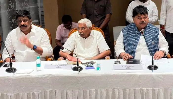 ఉద్యమంలో అర్చకుల సేవలకు ప్రశంసలు.. డిమాండ్లపై సానుకూలంగా స్పందించిన కమిటీ ఉద్యమంలో అర్చకుల సేవలకు ప్రశంసలు.. డిమాండ్లపై సానుకూలంగా స్పందించిన కమిటీ