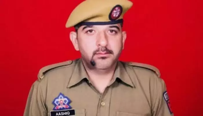 J&K: అనంతనాగ్లో విధుల్లో ఉన్న పోలీసును కాల్చిచంపిన ఉగ్రవాది J&K: అనంతనాగ్లో విధుల్లో ఉన్న పోలీసును కాల్చిచంపిన ఉగ్రవాది