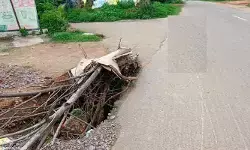 రోడ్డు పక్కన భారీ గుంత.. పొంచి ఉన్న ప్రమాదం