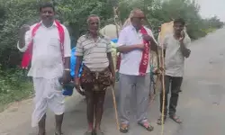 నమ్మిన వ్యక్తే మోసం చేశాడు.. నకిలీ డీఏపీతో కలెక్టరేట్‌కు ఎద్దుల బండిపై రైతు ప్రయాణం