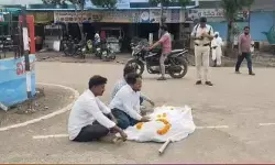 పాడెతో అంబులెన్స్ కావాలని వినూత్న నిరసన పాడెతో అంబులెన్స్ కావాలని వినూత్న నిరసన