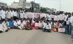 రాహుల్ గాంధీకి సంఘీభావంగా ముల్కనూరులో కాంగ్రెస్ నిరసన రాహుల్ గాంధీకి సంఘీభావంగా ముల్కనూరులో కాంగ్రెస్ నిరసన