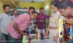 మద్యం సీసాలో అట్ట ముక్క..!
