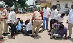 రాహుల్ దిష్టిబొమ్మ దహనానికి యత్నం.. భగ్నం చేసిన పోలీసులు రాహుల్ దిష్టిబొమ్మ దహనానికి యత్నం.. భగ్నం చేసిన పోలీసులు