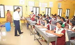 గురుకుల పాఠశాలను ఆకస్మికంగా తనిఖీ చేసిన జిల్లా కలెక్టర్ తేజస్ నంద్ లాల్ పవార్ గురుకుల పాఠశాలను ఆకస్మికంగా తనిఖీ చేసిన జిల్లా కలెక్టర్ తేజస్ నంద్ లాల్ పవార్