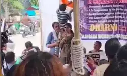 నిరసనలో ఉద్వేగభరిత దృశ్యం.. కంటతడి పెట్టిన నీట్ విద్యార్థిని నిరసనలో ఉద్వేగభరిత దృశ్యం.. కంటతడి పెట్టిన నీట్ విద్యార్థిని