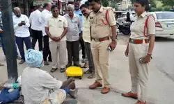 వికలాంగుడికి చేయూత.. మానవత్వం చాటుకున్న వెల్డర్ వికలాంగుడికి చేయూత.. మానవత్వం చాటుకున్న వెల్డర్