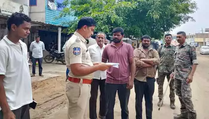 కరకగూడెం సెంటర్లో విస్తృత వాహన తనిఖీలు కరకగూడెం సెంటర్లో విస్తృత వాహన తనిఖీలు