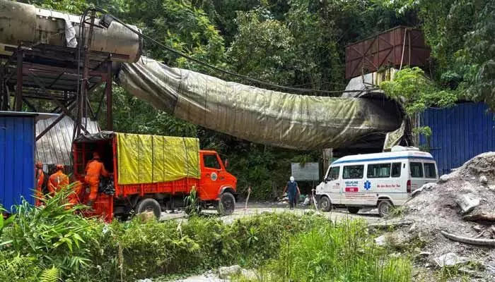 Rescue operation: సిక్కిం టన్నెల్ ప్రమాదం.. ఇప్పటి వరకు 22 మృతదేహాలు వెలికితీత Rescue operation: సిక్కిం టన్నెల్ ప్రమాదం.. ఇప్పటి వరకు 22 మృతదేహాలు వెలికితీత