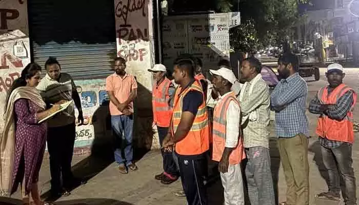 పారిశుద్ధ్య పనులను ఆకస్మికంగా తనిఖీ చేసిన మున్సిపల్ చైర్పర్సన్ పారిశుద్ధ్య పనులను ఆకస్మికంగా తనిఖీ చేసిన మున్సిపల్ చైర్పర్సన్