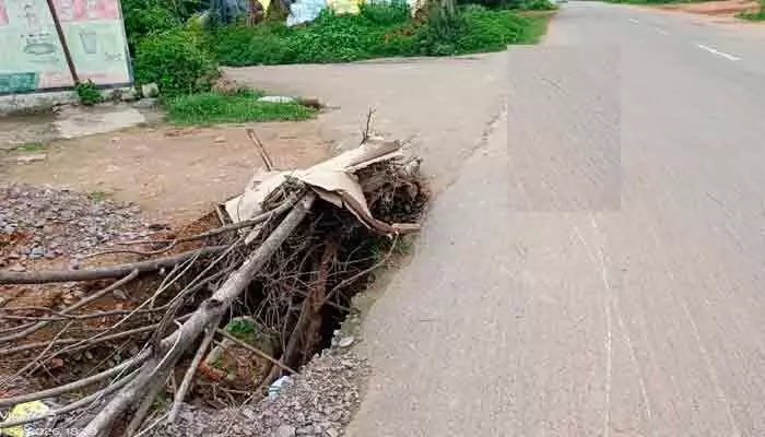 రోడ్డు పక్కన భారీ గుంత.. పొంచి ఉన్న ప్రమాదం రోడ్డు పక్కన భారీ గుంత.. పొంచి ఉన్న ప్రమాదం