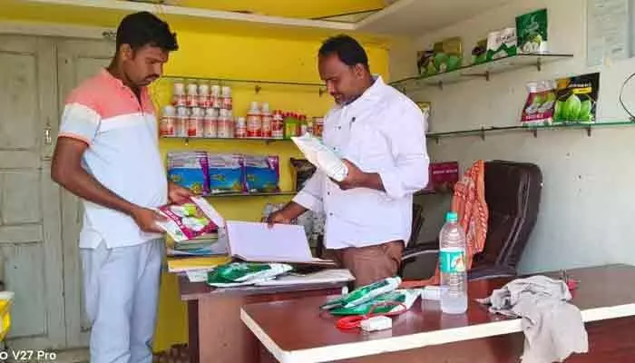 నకిలీ ఎరువుల పట్ల రైతులు అప్రమత్తంగా ఉండండి:మండల వ్యవసాయ అధికారి నకిలీ ఎరువుల పట్ల రైతులు అప్రమత్తంగా ఉండండి:మండల వ్యవసాయ అధికారి