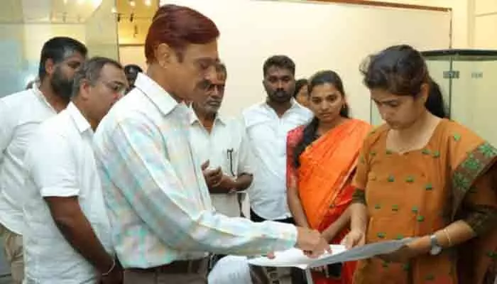 పీవీ విజ్ఞాన కేంద్రంలో కలెక్టర్ తనిఖీ.. త్వరలో ‘పీవీ స్మృతి వనం’ ప్రారంభం పీవీ విజ్ఞాన కేంద్రంలో కలెక్టర్ తనిఖీ.. త్వరలో ‘పీవీ స్మృతి వనం’ ప్రారంభం