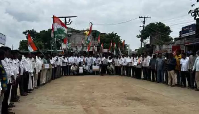 కేంద్ర నిరంకుశ వైఖరికి వ్యతిరేకంగా కేసముద్రంలో కాంగ్రెస్ మహాధర్నా కేంద్ర నిరంకుశ వైఖరికి వ్యతిరేకంగా కేసముద్రంలో కాంగ్రెస్ మహాధర్నా